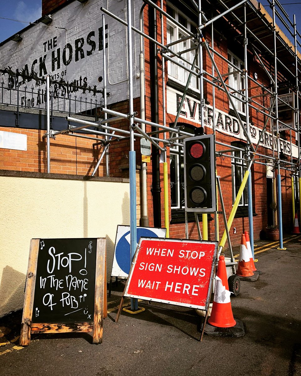 BlackHorseLE2's tweet image. When Life Gives You Traffic Lights 
😀😀😀
#pubsign #ukpubs #pubs #leicester #funny #sign