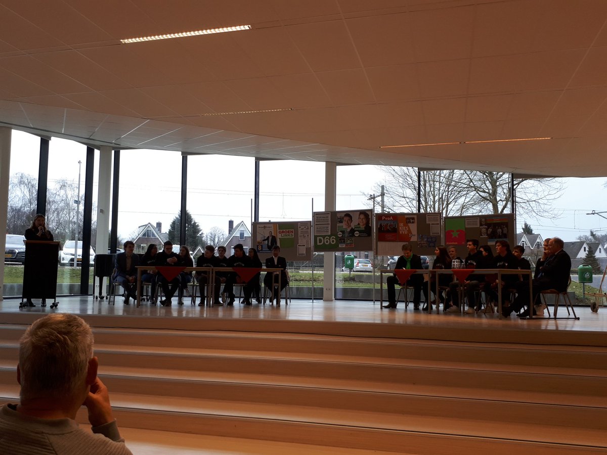 Met de #d66bustour op bezoek bij de debatclub van het @MarnixCollege. Heel enthousiaste leerlingen + @SJNeijenhuis, @Gerbrandy, @MatthijsSienot en @Paul_van_Meenen.