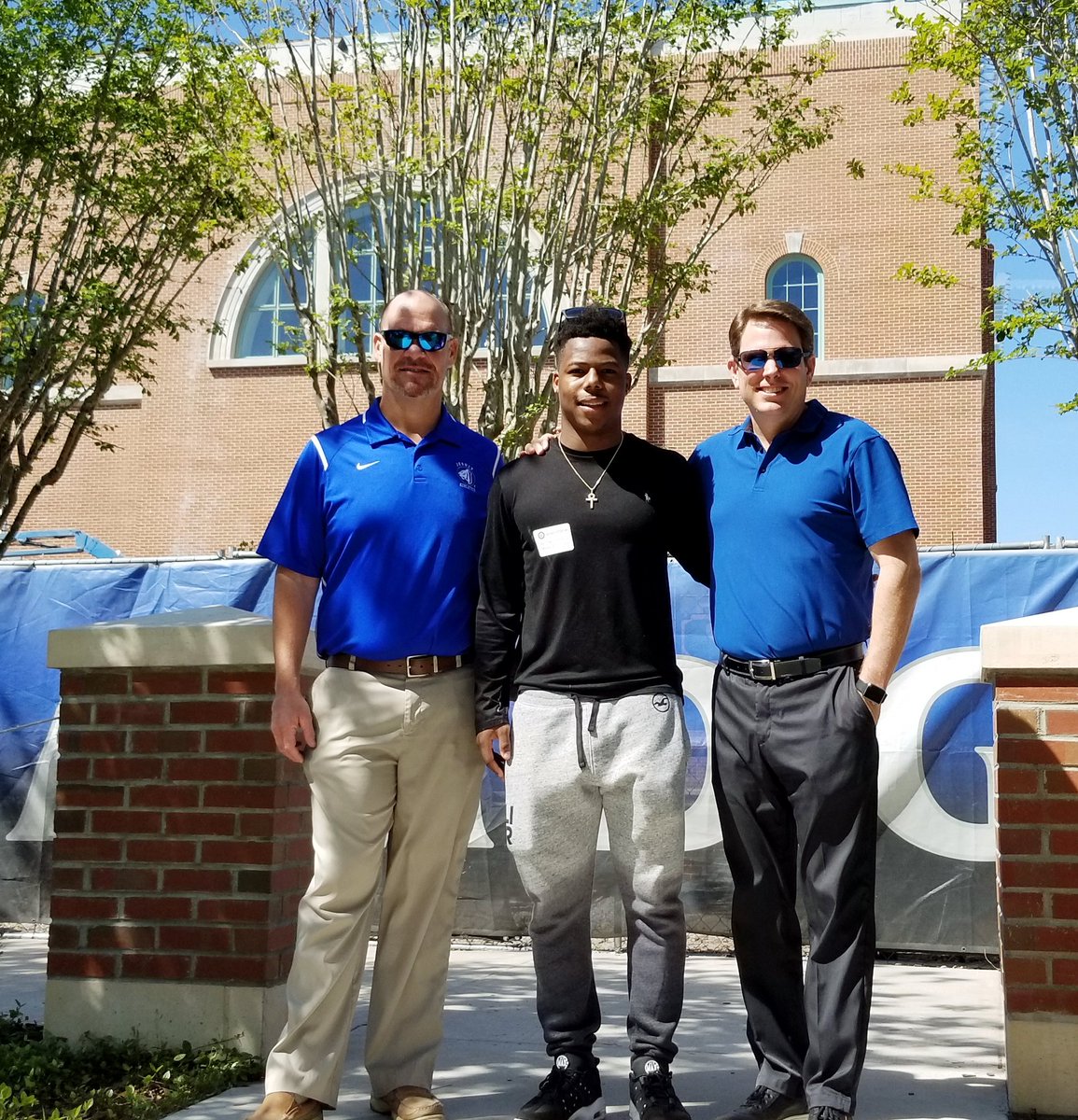 JesuitTampaFL's tweet photo. Washington State @wsucougfb WR Travell Harris '17 dropped by Jesuit today and met with teachers (Miss Kowynia), coaches (Coach McNulty), administrators (Mr. Matesich), and former Jesuit teammates Dane Belton '19, Kendrick Torain '18, and Larry Hodges '19. #AMDG #JesuitFootball https://t.co/s8fashAOfm