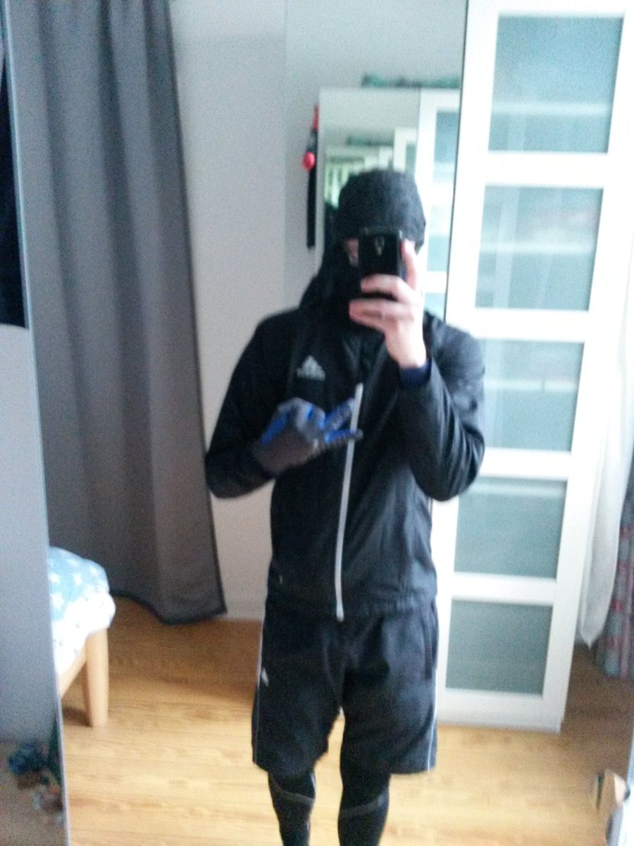 schuettmer's tweet image. Kälte? Wind? @adidasrunning #TechFit! @NikeDe #ProCombat! #Hamburg