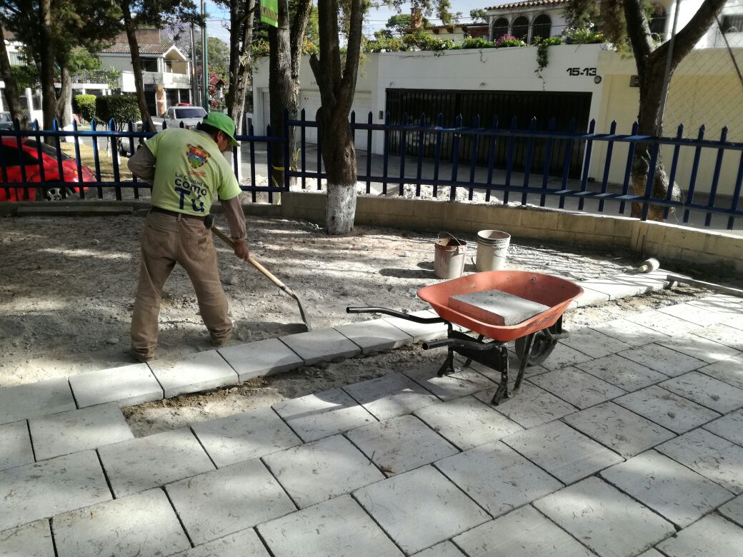 muniguate's tweet photo. #CuadrillasMunicipales trabajan junto al equipo de la Alcaldía Auxiliar de #Zona5 en la recuperación del #ParqueLaRotonda. #GuatemalaValeLaPena #AlcaldiasAuxiliaresTrabajando https://t.co/bWE9NZnJLX