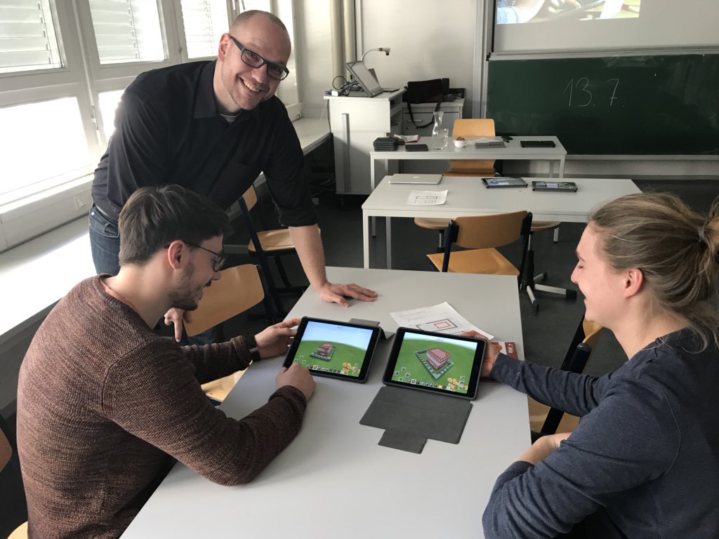 AlbrechtSeminar's tweet photo. Heute großer Workshop im Seminar: flipped classroom, danach gamification mit @ideenwolke und @teachboe. Mega Input und dann gute Minecraft-Ergebnisse in nur 60 Minuten! https://t.co/pHElMNdZg7