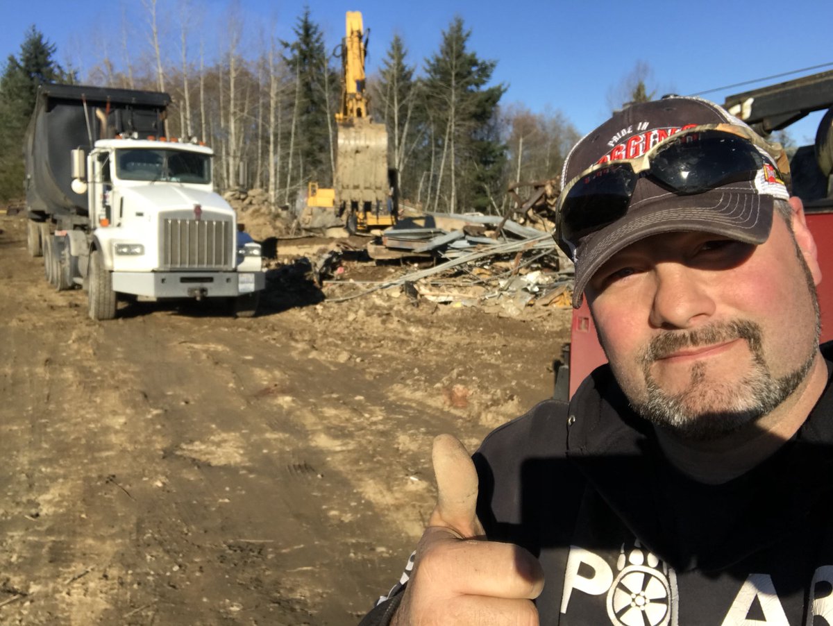HAPPY FRIDAY EVERYONE👍👍 just wanted to say hi and wish you all a awesome weekend👍 I’m doing alitte metal scrapping and getting some land cleaned up! Be safe and god bless👍 what a beautiful day👍👍 #Godrocks #soblessed  #truckfestsoon #nemesissaftygear 👈ALWAYS