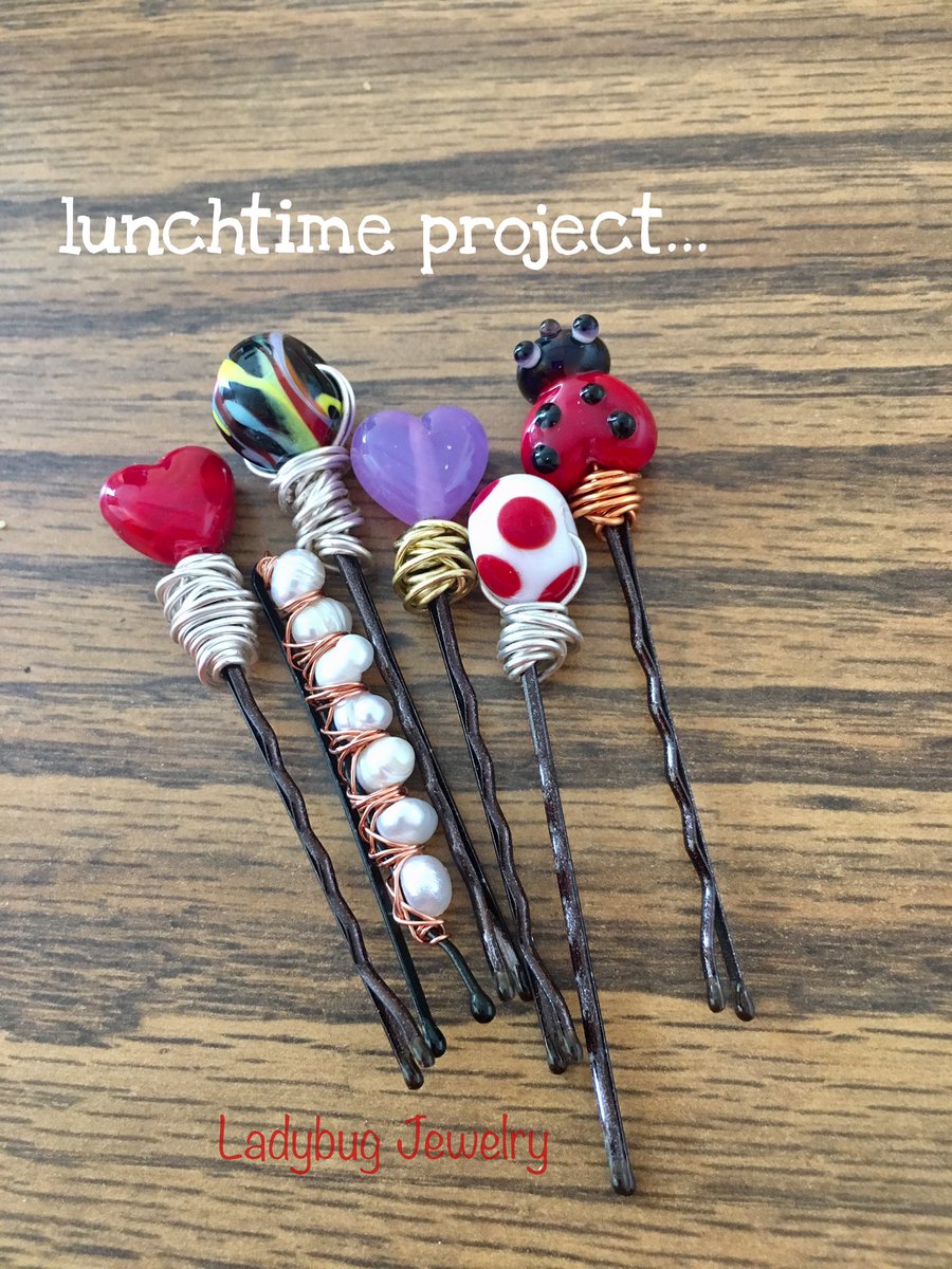MMaple63's tweet photo. #lunchtime #project #beadedbobbypins #lampworkbeads #createeveryday https://t.co/5IUrMK5ZAD