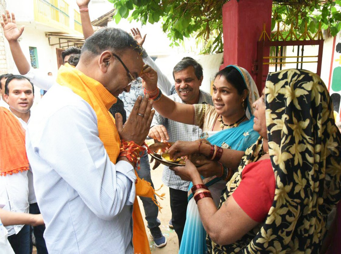 AjaychandrakarG's tweet photo. #JansamparkYatra के दौरान विधानसभा @KurudCg के क्षेत्रों में आदरणीय मंत्री महोदय श्री @Chandrakar_Ajay जी का सभी ग्राम वासी आत्मीयता व आदर भाव से स्वागत कर रहे यह उनके द्वारा किये गए विकास कार्यों व उनके सरल सहज स्वभाव का ही पर्याय है
@BJP4CGState @drramansingh
#KurudVidhansabha https://t.co/slesLkod7D