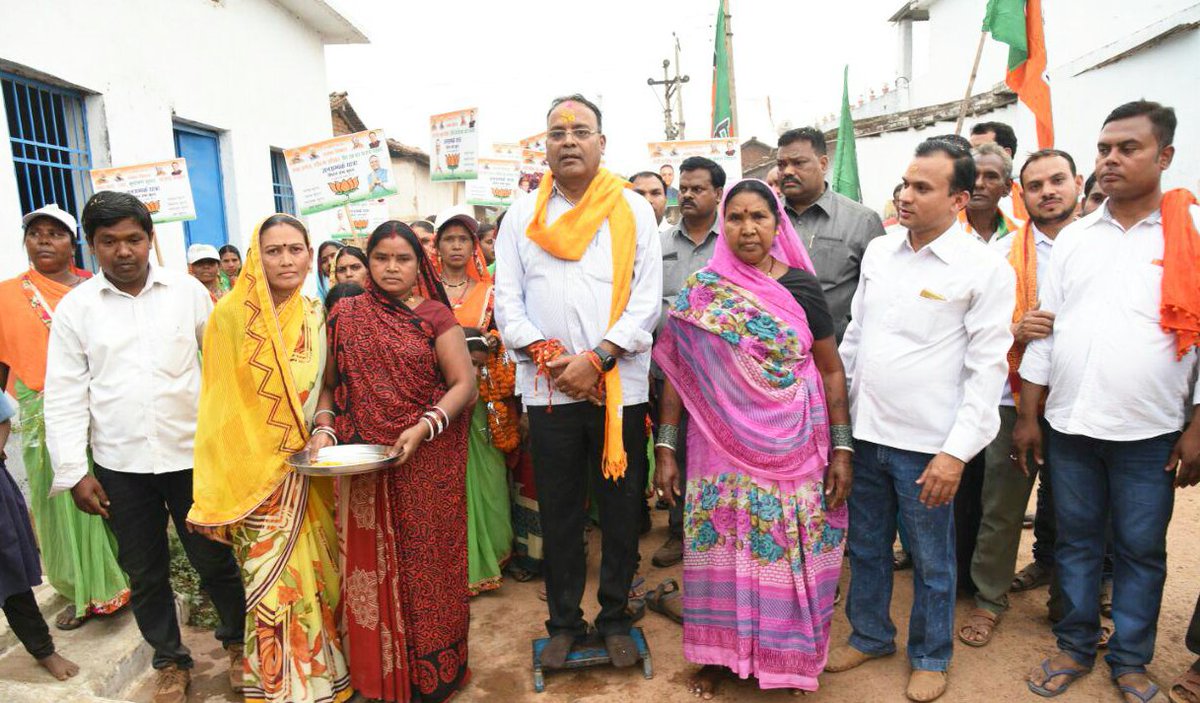 #JansamparkYatra के दौरान विधानसभा <a href="/KurudCg/">Kurud</a> के क्षेत्रों में आदरणीय मंत्री महोदय श्री <a href="/Chandrakar_Ajay/">Ajay Chandrakar</a> जी का सभी ग्राम वासी आत्मीयता व आदर भाव से स्वागत कर रहे यह उनके द्वारा किये गए विकास कार्यों व उनके सरल सहज स्वभाव का ही पर्याय है
<a href="/BJP4CGState/">BJP Chhattisgarh</a> <a href="/drramansingh/">Dr Raman Singh</a>
#KurudVidhansabha