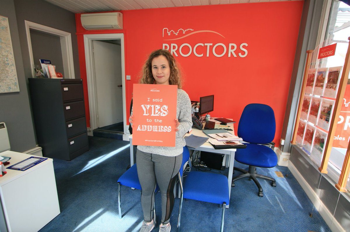 ProctorsHomes's tweet image. This lovely lady completed on a sale today at #ProctorsBromley. Another happy #homebuyer! #SayYesToTheAddress #estateagents 🏠