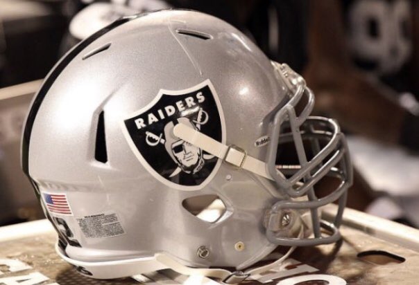 BeloitBucsFB's tweet photo. Going back to where it all began! Buc Alum Derek Carrier has signed with the Oakland Raiders on a 3 year deal! #BucNationtoRaiderNation https://t.co/ybP5JOaa81