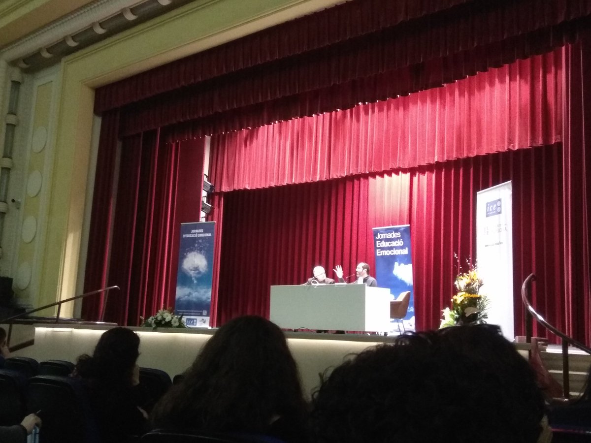Noemireigosa's tweet photo. "XIV Jornades d'educació emocional" @UniBarcelona ¿Cómo navegamos de la seguridad de la autoridad a la inseguridad del cambio de paradigma/competencias? @evallory https://t.co/aVGbb3rnVC