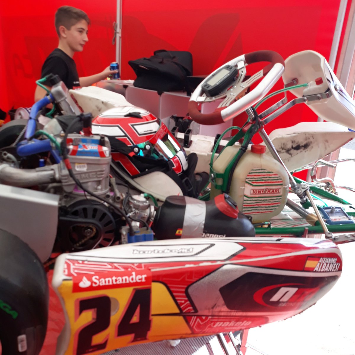 AlbanesiEsteban's tweet photo. Comenzamos el "C.España" de Junior!!! 39 inscriptos, todo el finde por encima de mitad parrilla y una final desde P33 a P19 en mojado!!! A seguir aprendiendo Ale... Esponsor @playaslloret #AleAlbanesi #gass #kart https://t.co/aAQeHJVCXz