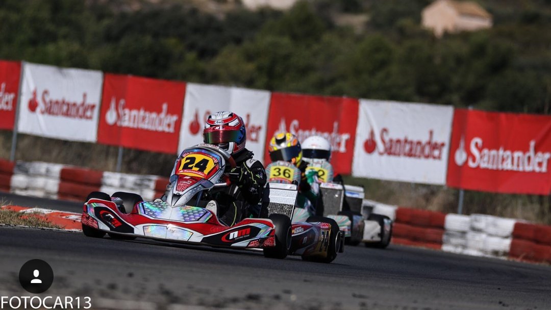 AlbanesiEsteban's tweet photo. Comenzamos el "C.España" de Junior!!! 39 inscriptos, todo el finde por encima de mitad parrilla y una final desde P33 a P19 en mojado!!! A seguir aprendiendo Ale... Esponsor @playaslloret #AleAlbanesi #gass #kart https://t.co/aAQeHJVCXz