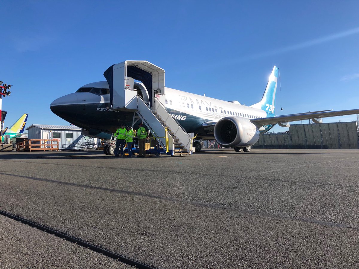 TheAirchive's tweet image. The @BoeingAirplanes #737Max7 has taxied out and sits beside the runway awaiting takeoff clearance. #ThinkMax #Boeing737Max7
