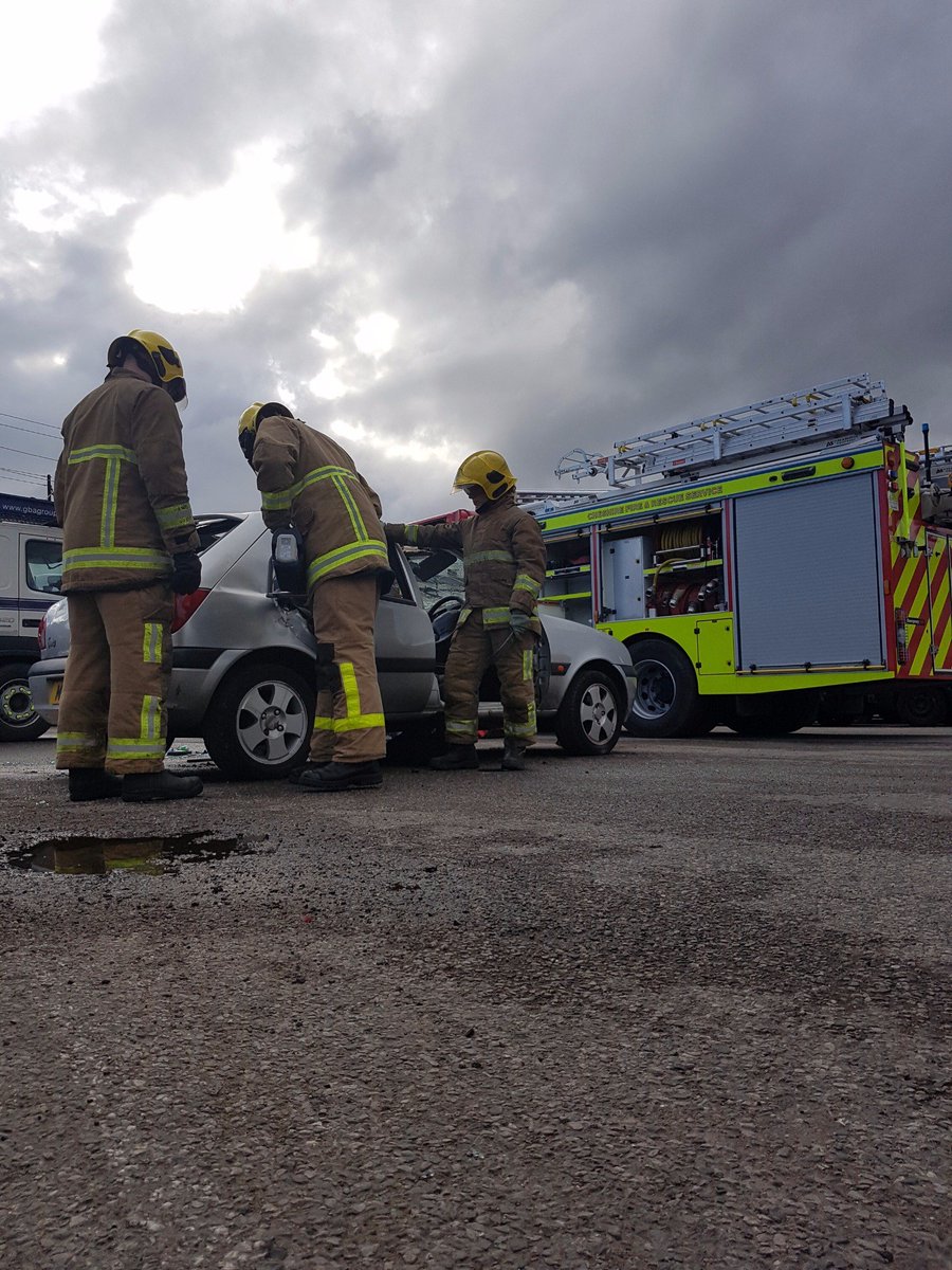 PenkethFS's tweet image. A busy day of training for Green Watch. This afternoon we carried out RTC training at @HGG_Recovery in Widnes. Many thanks to them for supplying us cars to practise on