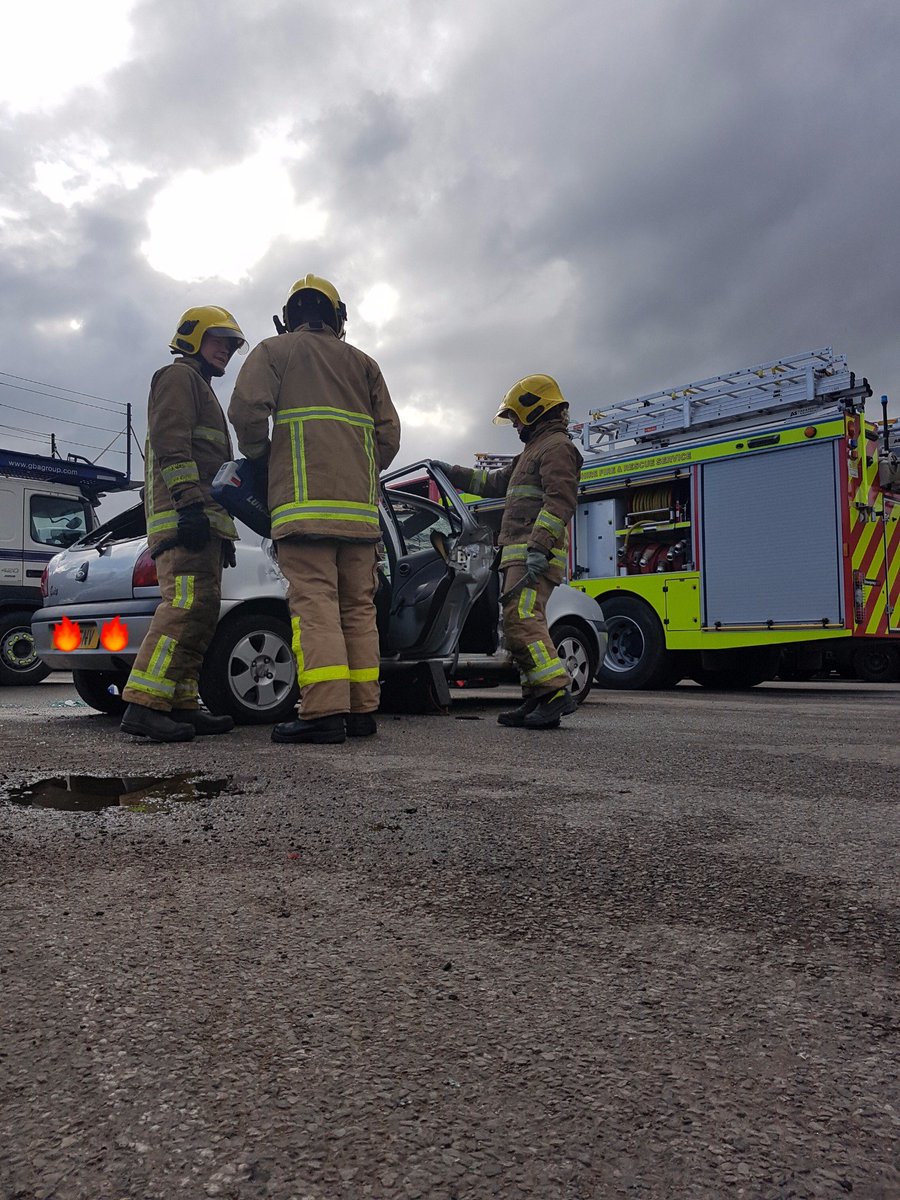 PenkethFS's tweet image. A busy day of training for Green Watch. This afternoon we carried out RTC training at @HGG_Recovery in Widnes. Many thanks to them for supplying us cars to practise on