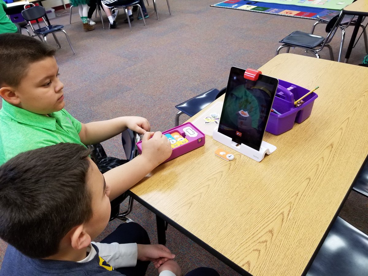 BrielleTechEdu's tweet image. @cramusic shows students how to use @PlayOsmo #CodingJam to compose their own songs for #MIOSM