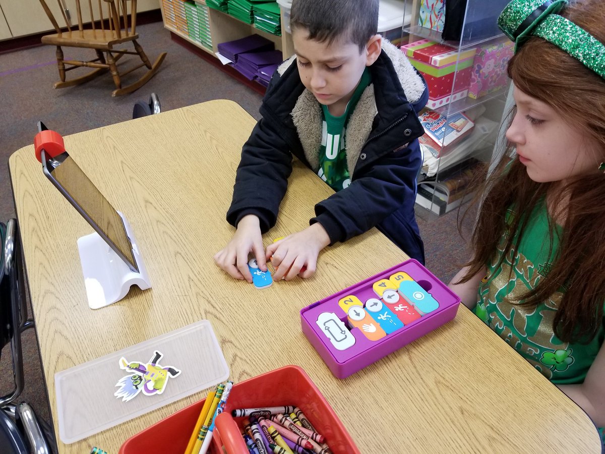BrielleTechEdu's tweet image. @cramusic shows students how to use @PlayOsmo #CodingJam to compose their own songs for #MIOSM