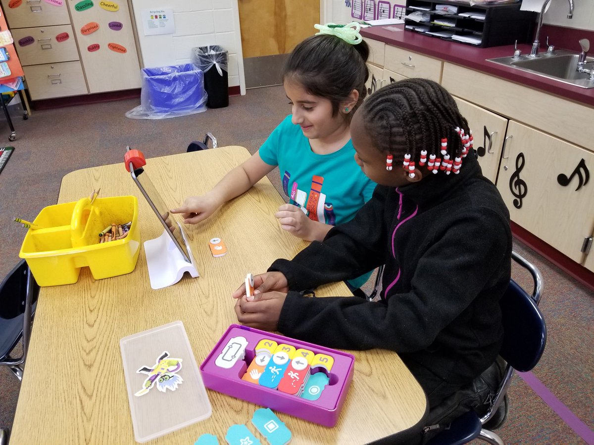 BrielleTechEdu's tweet image. @cramusic shows students how to use @PlayOsmo #CodingJam to compose their own songs for #MIOSM