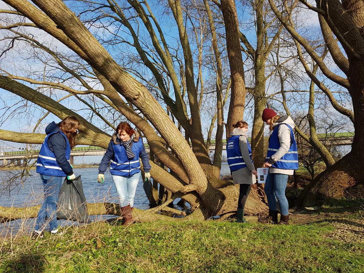 IVNNederland's tweet photo. Met #SchoneRivieren ruimen we samen met vrijwilligers zwerfafval op. Daarnaast brengen we afvalitems en merken in kaart om overheid en industrie nu eindelijk verantwoordelijkheid te laten nemen. Actie is NU nodig! #statiegeld https://t.co/LhefGXy2Pg