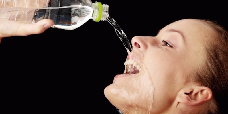 BusinessInsider's tweet photo. Bottled water from major brands like Aquafina, Nestle, and Dasani contains tiny plastic particles — here's what that does to your body https://t.co/g42hX89Dft https://t.co/V6v4KjbIrb