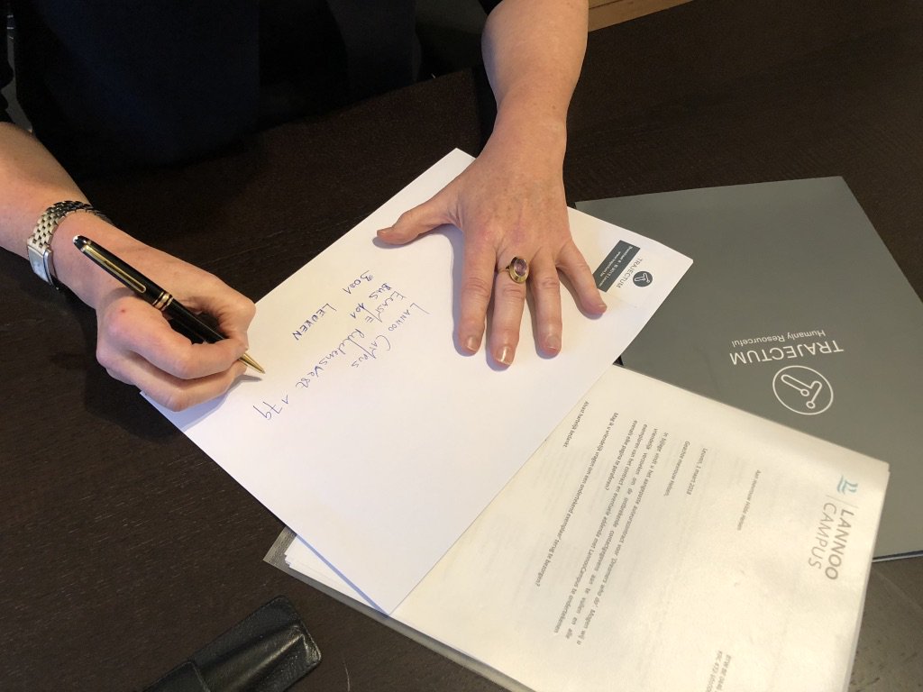 edlih's tweet photo. En zo het NL Manuscript van #DreamersWhoDo op de bus. WHY, HOW, WHAT hoor je volgende week @mietvanbergen @LannooCampus https://t.co/HcbJOIesXH