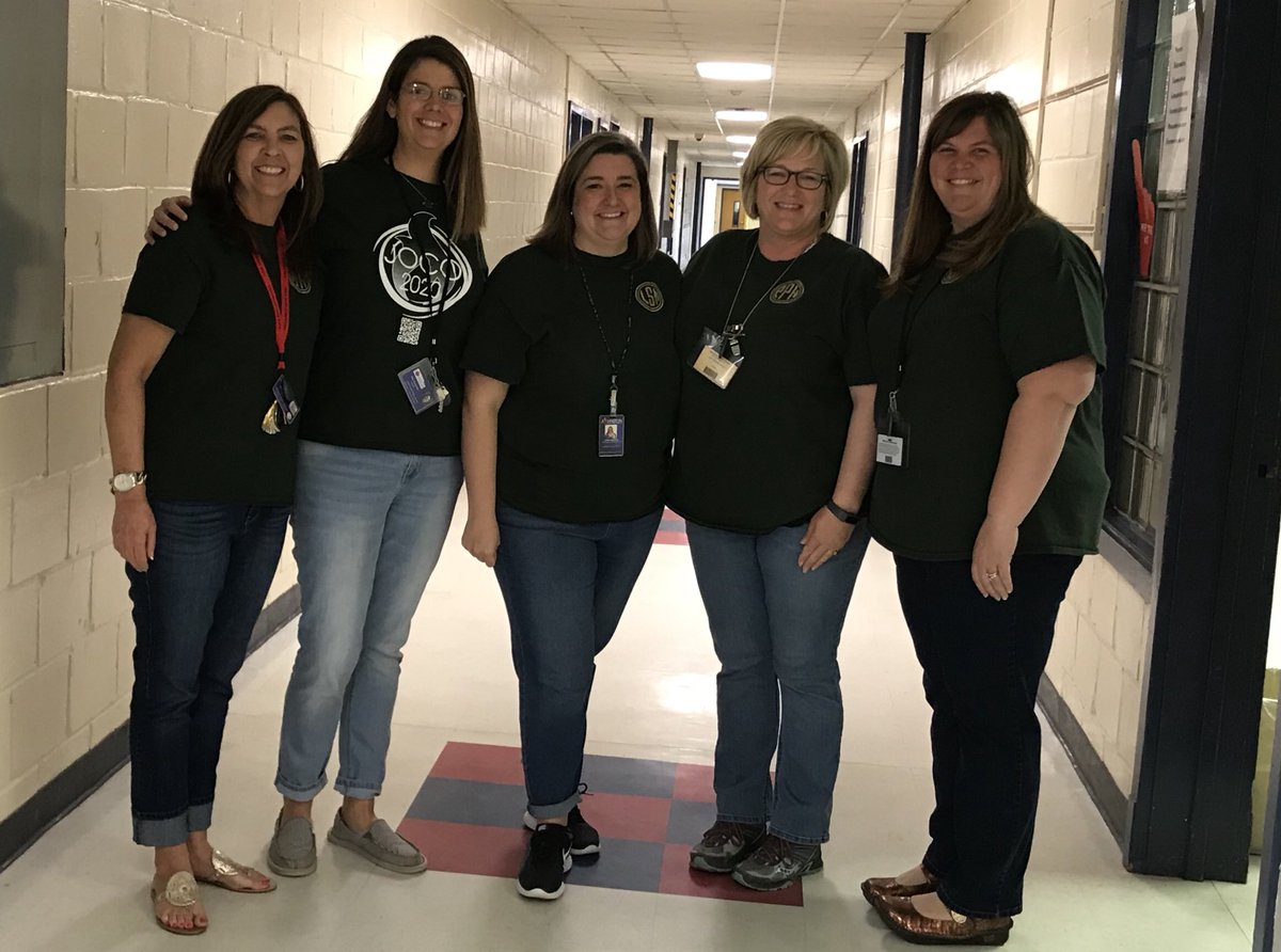 Innov8toEduc8's tweet photo. @FourOaksES staff supporting our colleagues and former students during @SJHSTrojans Unity Week by wearing green and gold. We are with you! #sjhstrojansunited #cardinaltweets https://t.co/n74hwb3hmB
