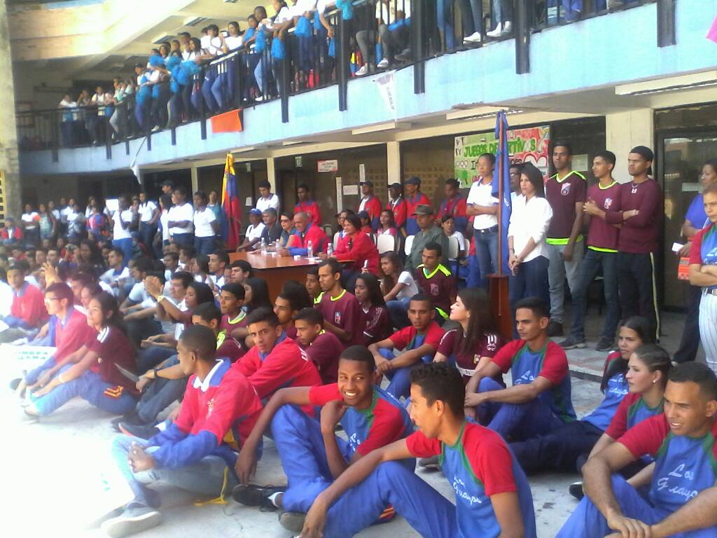 hazenstaub's tweet photo. Extraordinario acto de inauguración de los "JUEGOS INTER EXTENSIONES UNEFA TE QUIERO", mis felicitaciones a los entrenadores deportivos, estudiantes e instituciones que participaron!! Construyendo el camino a la semana aniversaria de la @unefa_ve ! https://t.co/D4gsi27Z4t