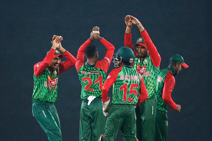 emonkhan07's tweet photo. And #NaginDance continue đđ¤Ŗđ Hats đŠ off to #mahamudullah for his great knock đ. #NidahasTrophy2018 #SLvBAN https://t.co/90AtKAAA0L