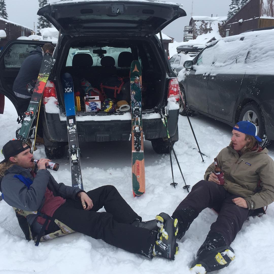 crazycreek1987's tweet photo. Here's to snowy slopes and cold bevs #itsnotspringyet
📸 @dloewen123 (IG) #wintervibes #snow #ski #snowboard #playoutside 
https://t.co/2CgMNboxZv https://t.co/2oWYUMmQ8f