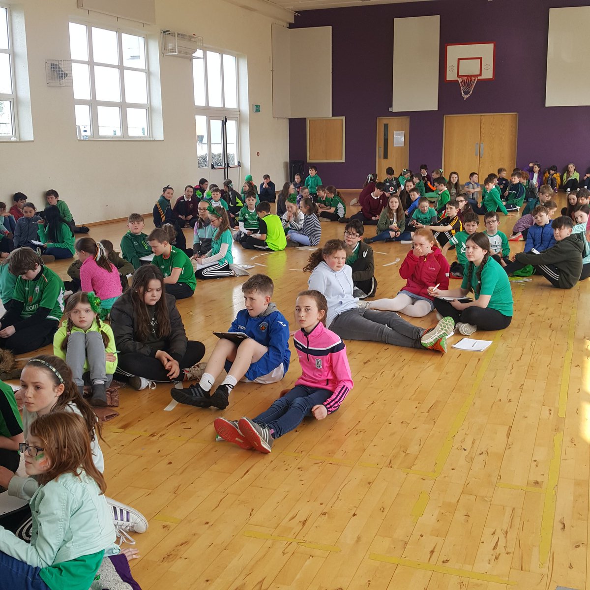 Bhí an-spórt againn ag an tráth na gceist #SeachtainNaGaeilge  @kinvarans ☘