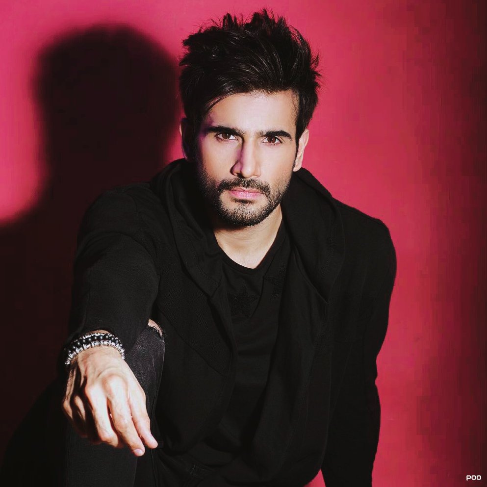 PooCreations's tweet photo. #HowDashing 😍😍😍 @karantacker #ForProfilePicture https://t.co/kCNaWon612