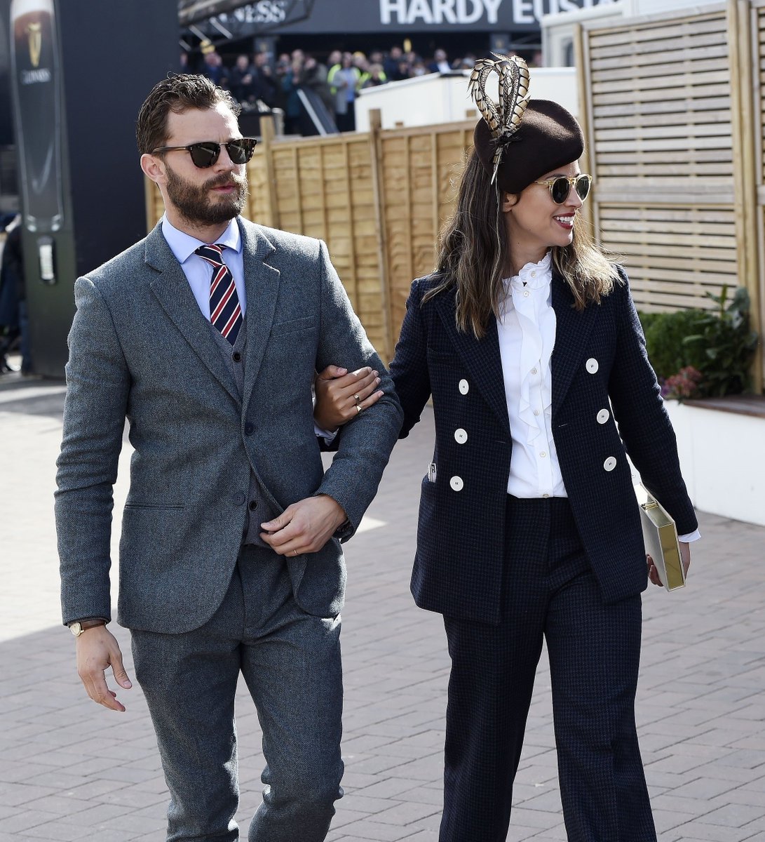 RoratoSilvia's tweet photo. #JamieDornan #AmeliaWarner #JamieAndMillie #LoveTheirStyle #StyleSoPerfect #TheyLookFabulous #CheltenhamFestival2018 Thanks so much @EverythingJDcom @HollyMasen @OhMyFifty @Jamie_DornanCan @JamieDornan_org https://t.co/BS3BnBf04U