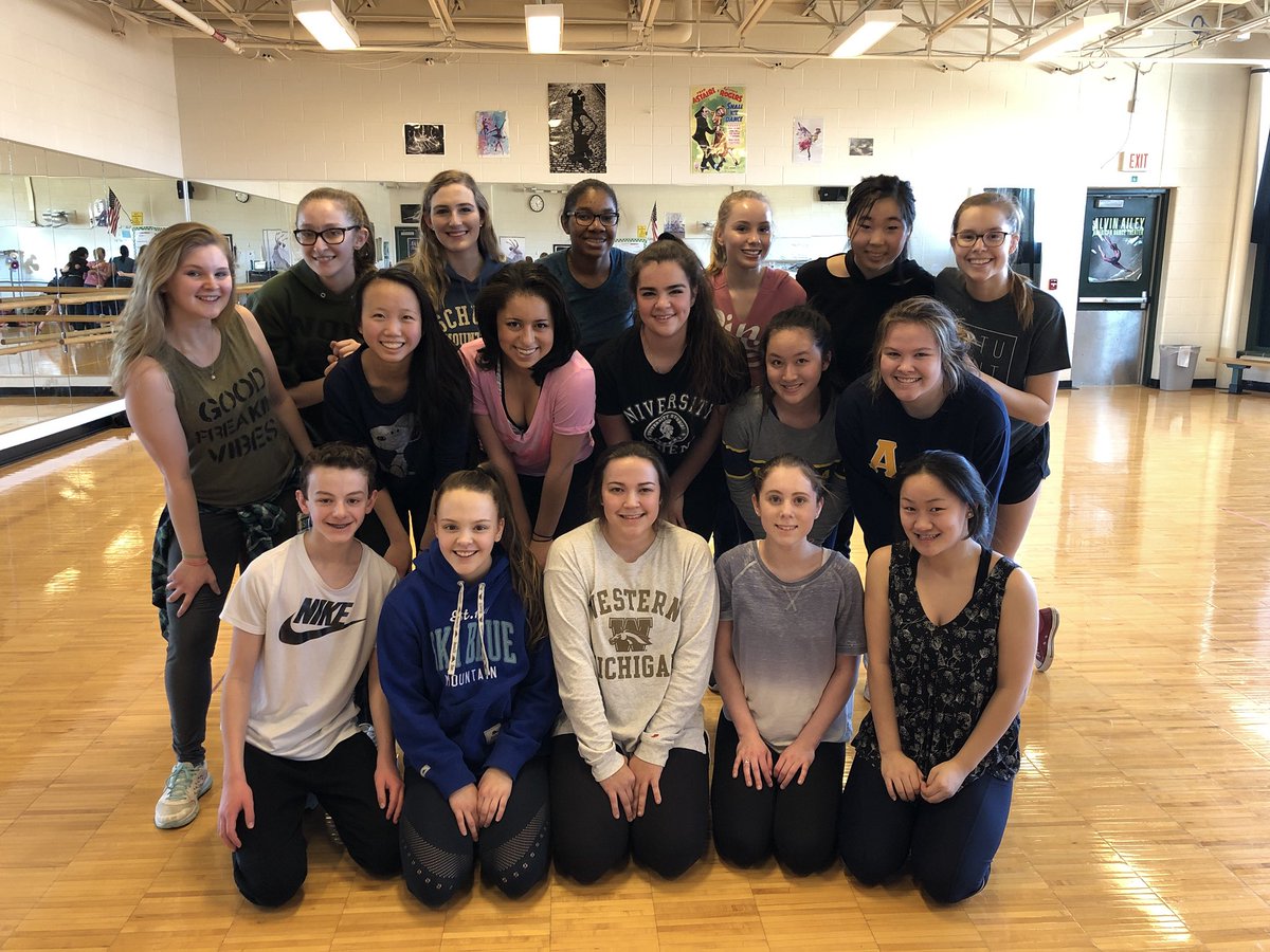 novidance's tweet photo. Happy Friday! #hiphopmasterclass #novipride @novidanceco https://t.co/LYs7hj9ujr