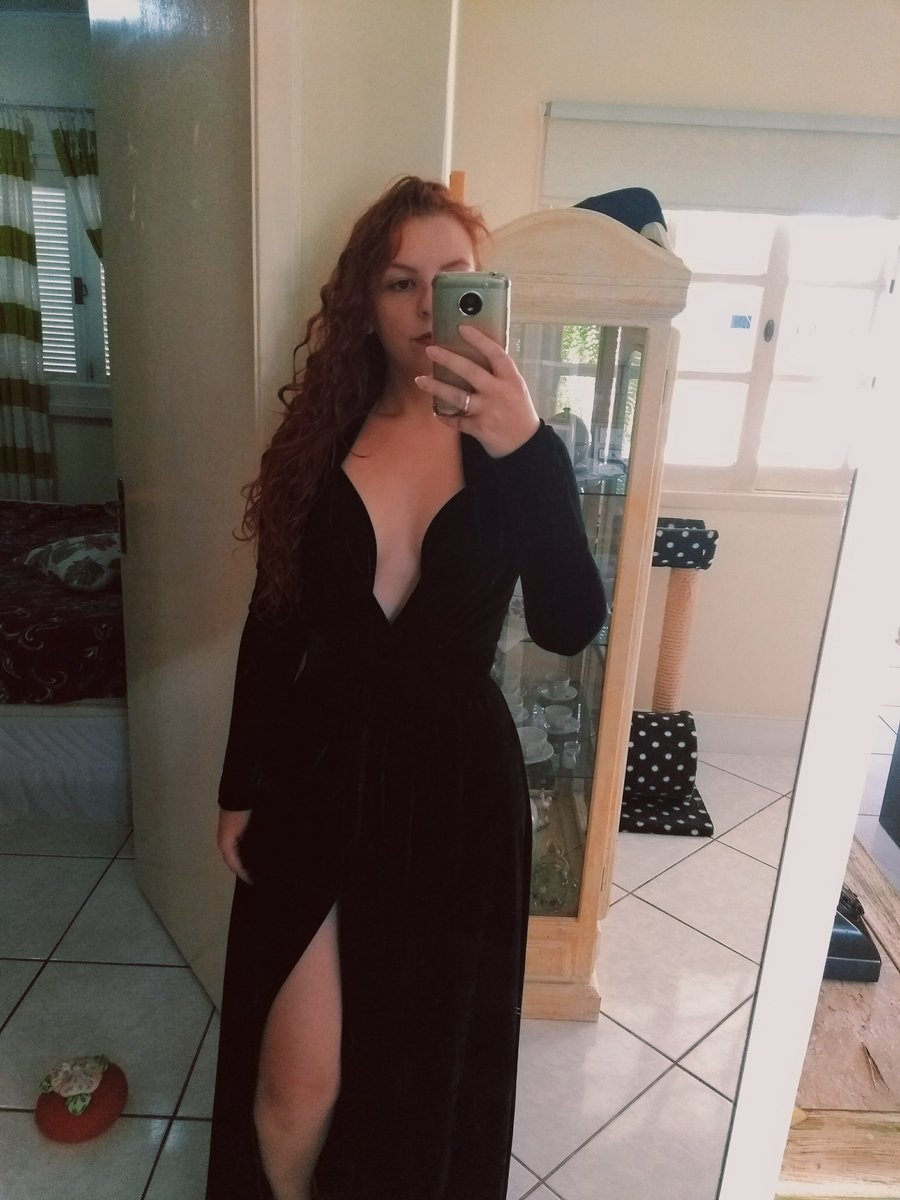 Oi meninas 
Tutu bom? 
Meu vestido da formatura chegou 💕