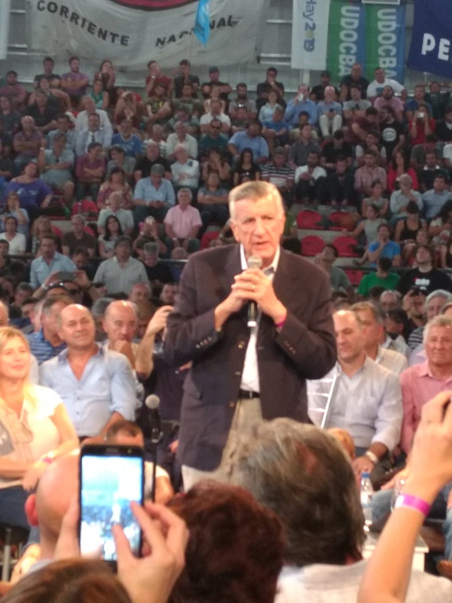 Silstoc43's tweet photo. "Acá estamos los militantes, los cargos institucionales los dejamos en la casa" #Gioga
"Todos invitados a la unidad el enemigo es Macri"@GElizaldeMza
@AbbateOscar https://t.co/fHa0jFUKDH