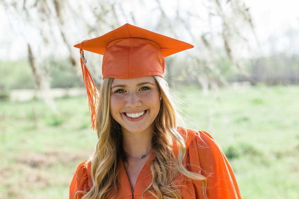 BinghamTayler's tweet photo. Senior pictures! 🎓 https://t.co/UuuXZaBcy8