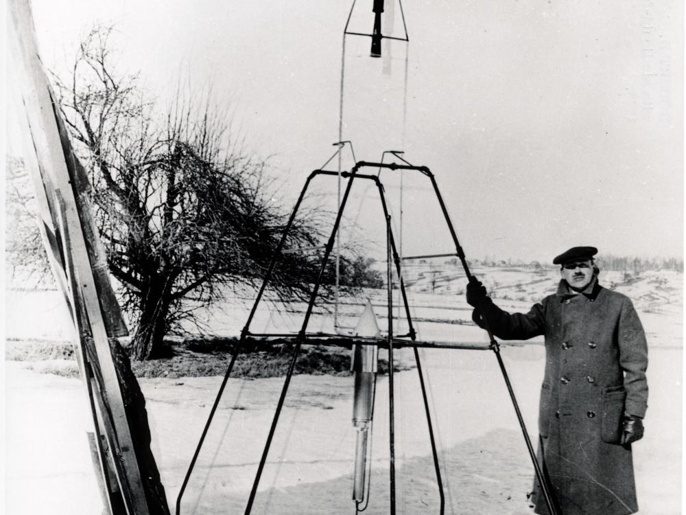DrPnygard's tweet image. On this day in 1926, American #RobertHGoddard successfully launched the world’s first liquid-fueled rocket at Auburn, Massachusetts. The rocket traveled for 2.5 seconds at a speed of about 60 mph, reaching an altitude of 41 feet and landing 184 feet away. Next stop: the Moon🌔