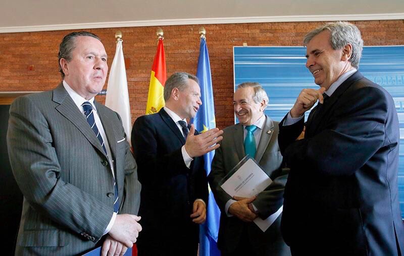 cantabriaes's tweet photo. De la Sierra apuesta por la investigación para afrontar los cambios normativos y tecnológicos en las administraciones públicas. El consejero de Presidencia y el rector de la @UIMP entregan los Premios de Investigación del CEARC https://t.co/6yT8DEveDP https://t.co/qPCZW7qkyx
