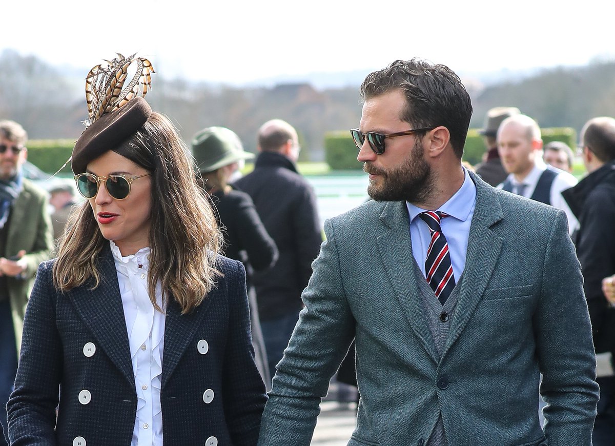 RoratoSilvia's tweet photo. #JamieDornan #AmeliaWarner #JamieAndMillie #LoveTheirStyle #TheyLookVeryPerfect #CheltenhamFestival2018 Thanks so much @EverythingJDcom @HollyMasen @OhMyFifty @Jamie_DornanCan @JamieDornan_org https://t.co/tdGpZpFy9g