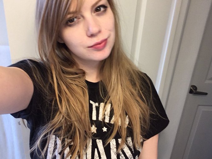 Accidentally slept in my makeup but it looks kinda cute 🤷&zwj;♀️ https://t.co/wRhudyqTs8