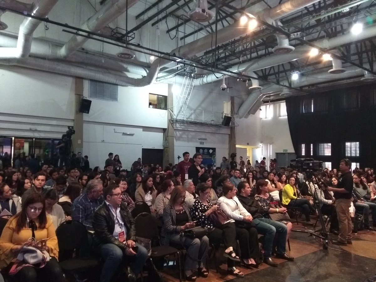 El Dr. Raúl Fuentes Navarro escuchando los comentarios de estudiantes en <a href="/SoyUnison/">Soy Unison</a> sobre los retos para la comunicación, los nuevos medios y el fenómeno de las noticias falsas en la red.