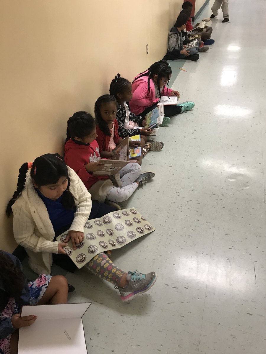 MejiaAlysha94's tweet photo. Look at these avid readers! Even reading while waiting for the bathroom! #HESProud #Panthers #ReaderFever https://t.co/hqjruErhhC