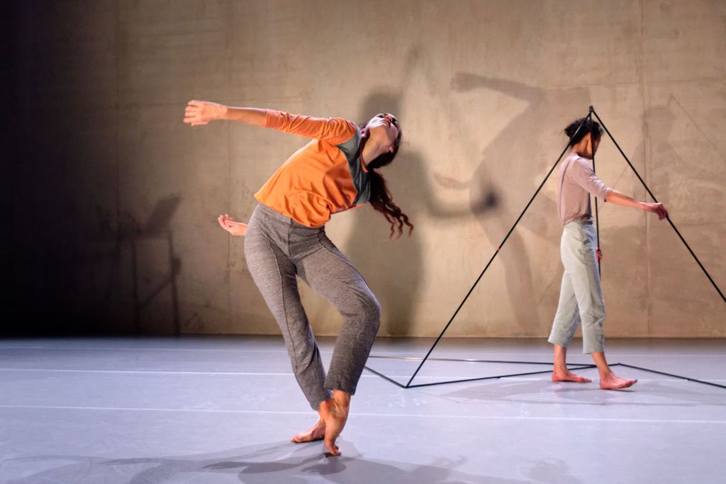 somnovaveu's tweet photo. ⚡️Electritzant, hipnotitzant, revelador. L'@Annafase_ publica nova #tuitcrítica de #ThreeTimesRebel ja al blog #dansa👉https://t.co/mbWs8hrKa2 https://t.co/TBnP5BfDIv
