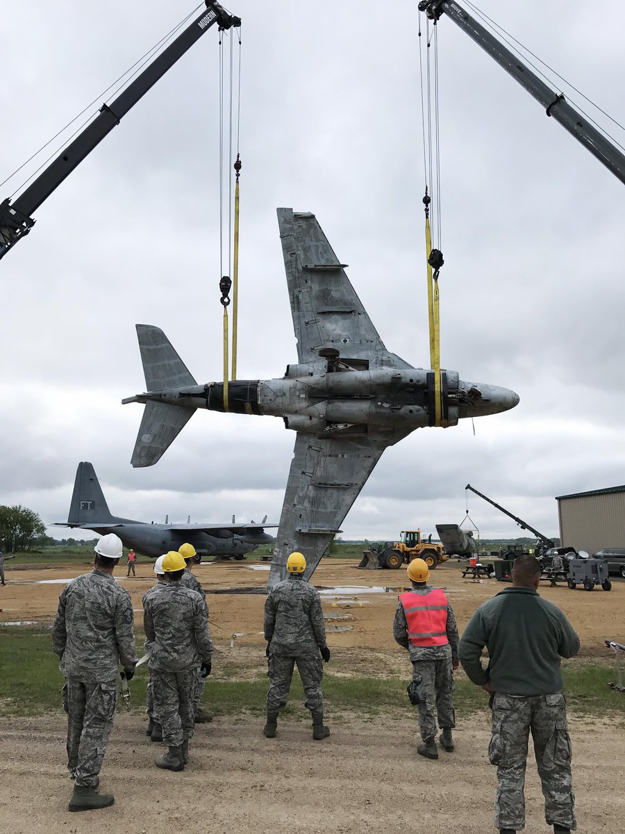 O Xrhsths Ancientsubhunter Sto Twitter Flight Of The Intruder Students Lift A 21 000 Pound Decommissioned A 6e Intruder Navy Plane During A Crash Damage Or Disabled Aircraft Recovery Cddar Training Course At Volk