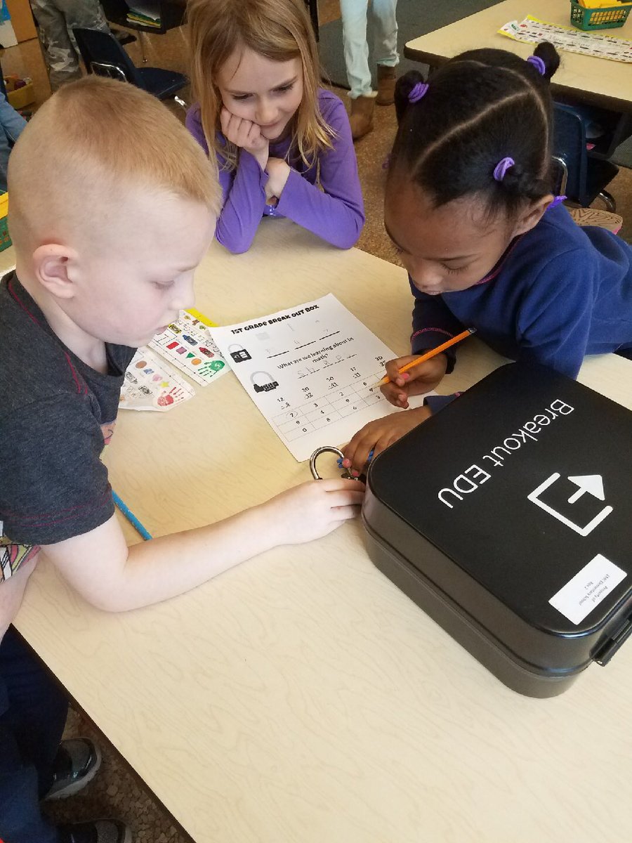 BHarbon's tweet image. Mrs. Gavigan’s first graders using breakout boxes!  They did a great job!  @SASD_EMC #sasdnext #breakoutboxes