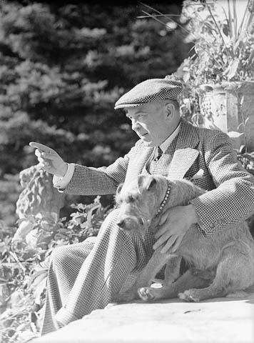 LibraryArchives's tweet photo. #CdnPM William Lyon Mackenzie King with his #dog Pat I at Moorside Cottage, Kingsmere, #Quebec, on August 21, 1940. #WLMK #Flickr https://t.co/B1SHKk7vtA https://t.co/0bRmkZ6Qtc