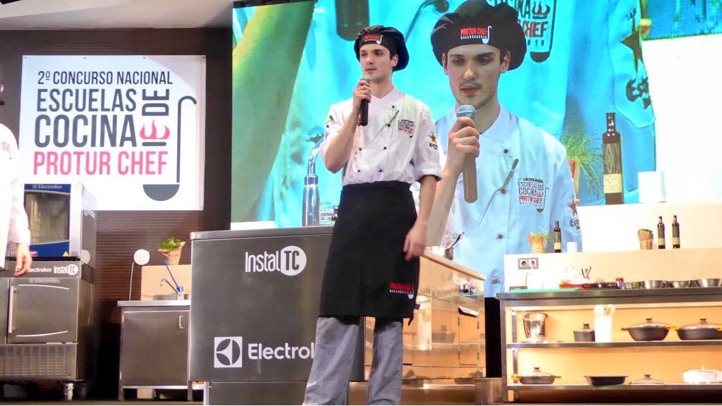 CarlosOrozaCIFP's tweet photo. Concurso  Nacional de Escuelas de Cocina @ProturChef coa intervención de Marcos Area e Xabier Pereira do @CarlosOrozaCIFP 
Moita sorte!!
#aprenderfacendo https://t.co/cp3dqJCvAT