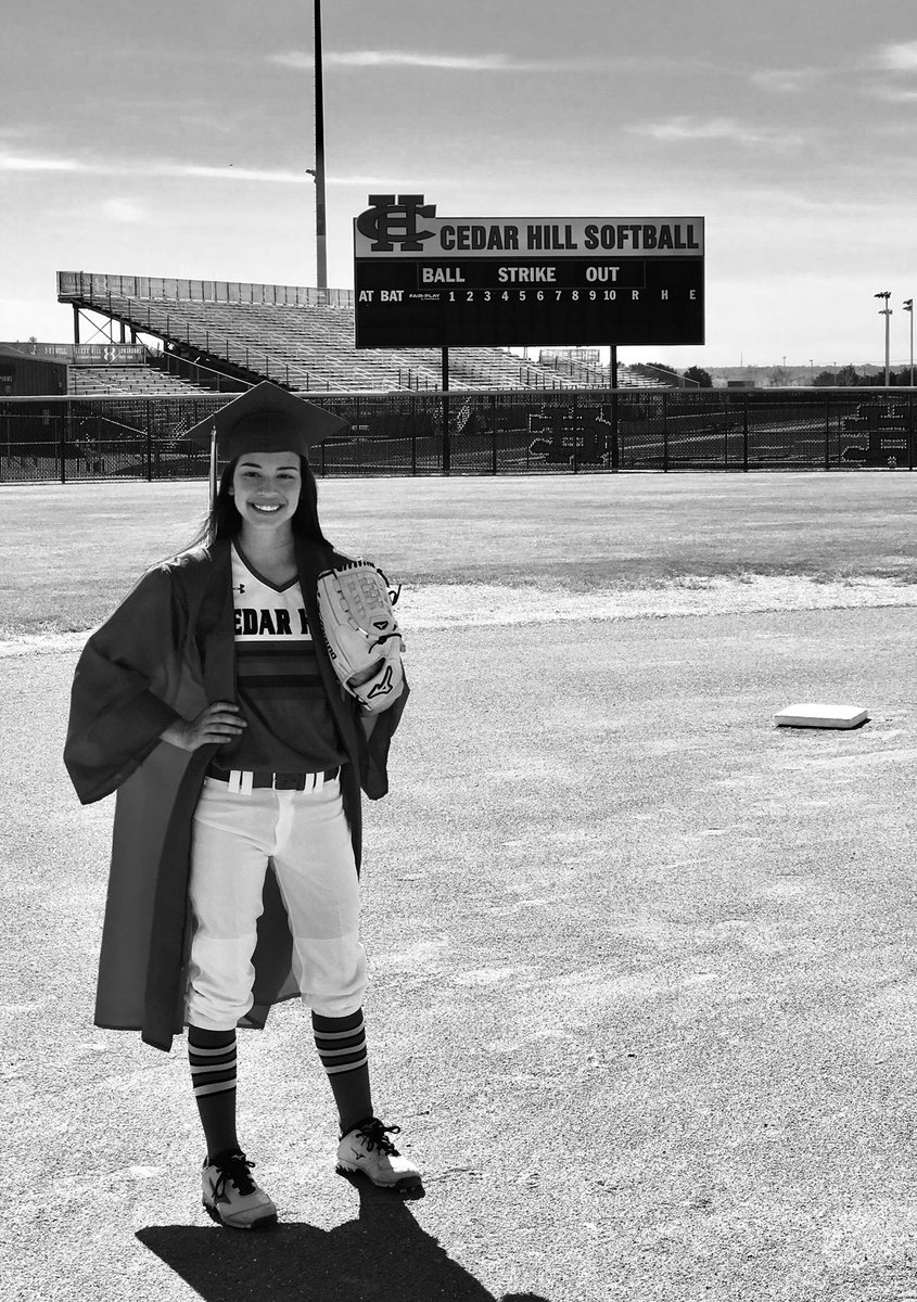TTHLsoftball's tweet photo. Nothing like senior pics on the field ๐ญ...Tip of the cap to one of our best! #nana #longhornlegacy #TTHL #IFpride https://t.co/HKxWGi0IBO