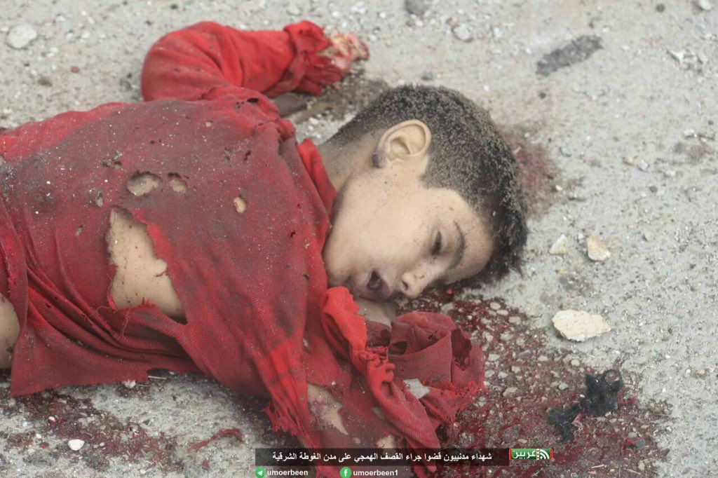 Barbara040872's tweet photo. An entire displaced family were killed aftermath helicopter dropped barrel bombs over #Hamouriyah town, mostly of the victims children.
Eastern #Dmascus cs #Syria Mar 16 https://t.co/zRt9d2FSMc