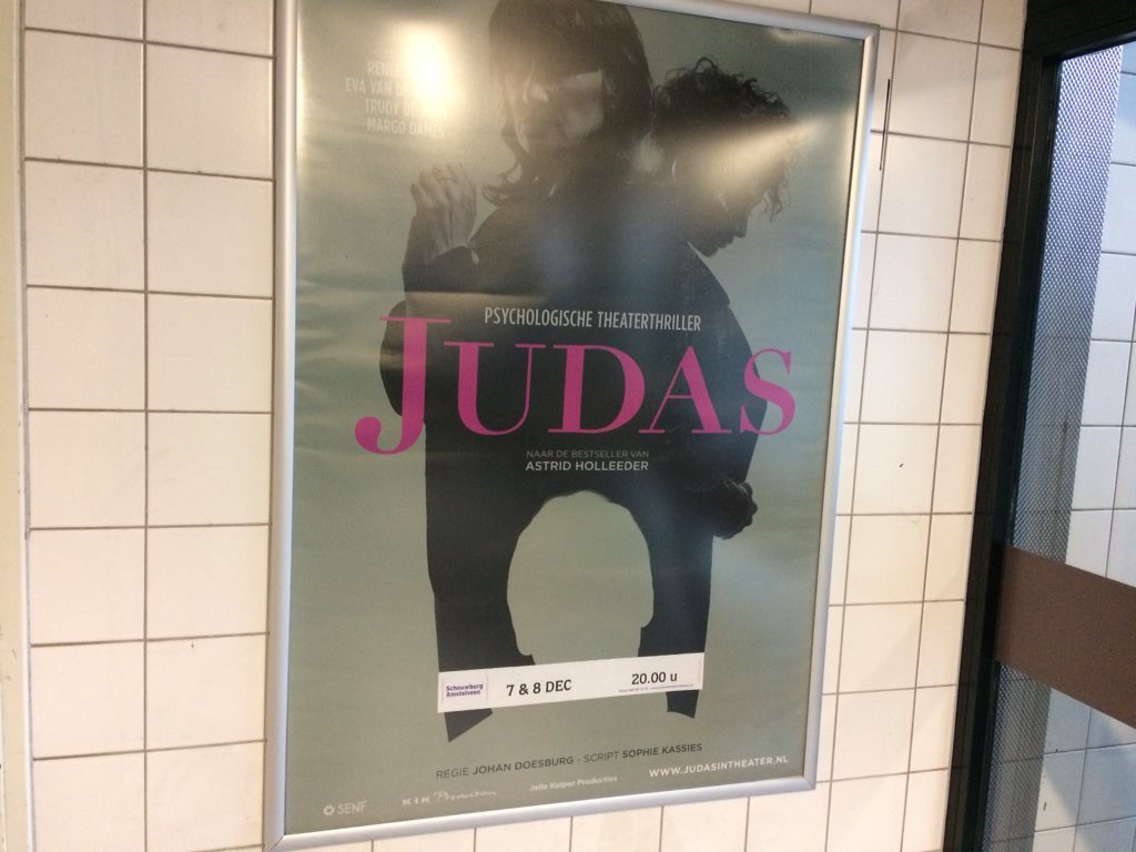 Heel goed voorbeeld: een poster van een theatervoorstelling in een parkeergarage die vernoemd is naar de schouwburg! Wel jammer: de voorstelling was 7 en 8 december (foto is van vandaag...) #parkeren #klantbeleving #schouwburg