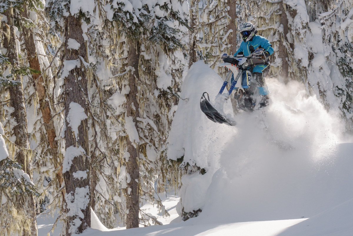 VernonSnowMX's tweet image. Vernon Snow MX photo of the day! Rider Andrew. Photo by Scott. #thesnowbikeshop #giantloop #motorfistgear #timbersled